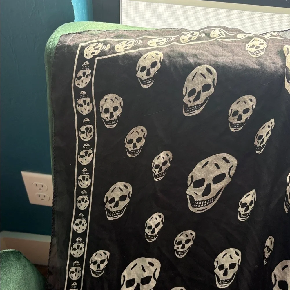 Alexander McQueen Silk Skull Scarf - Picture 5 of 11